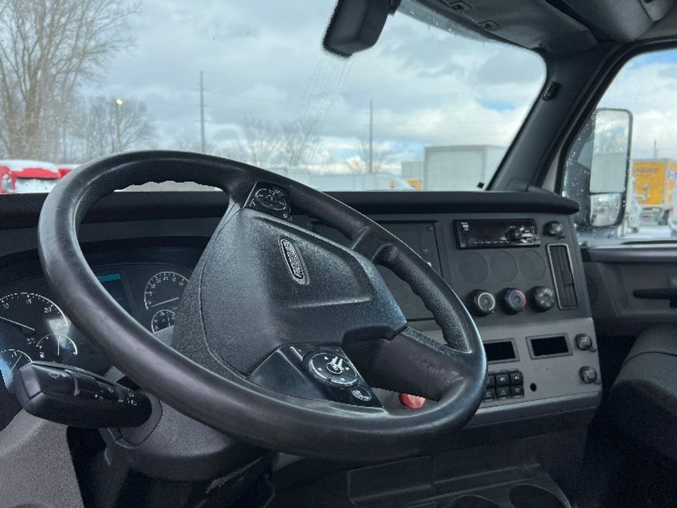 Day Cab Tractor-Heavy Duty Tractors-Freightliner-2018-T12664ST-Lansing-MI-362,600\n\t\tmiles-$ 46,750 - Image 10