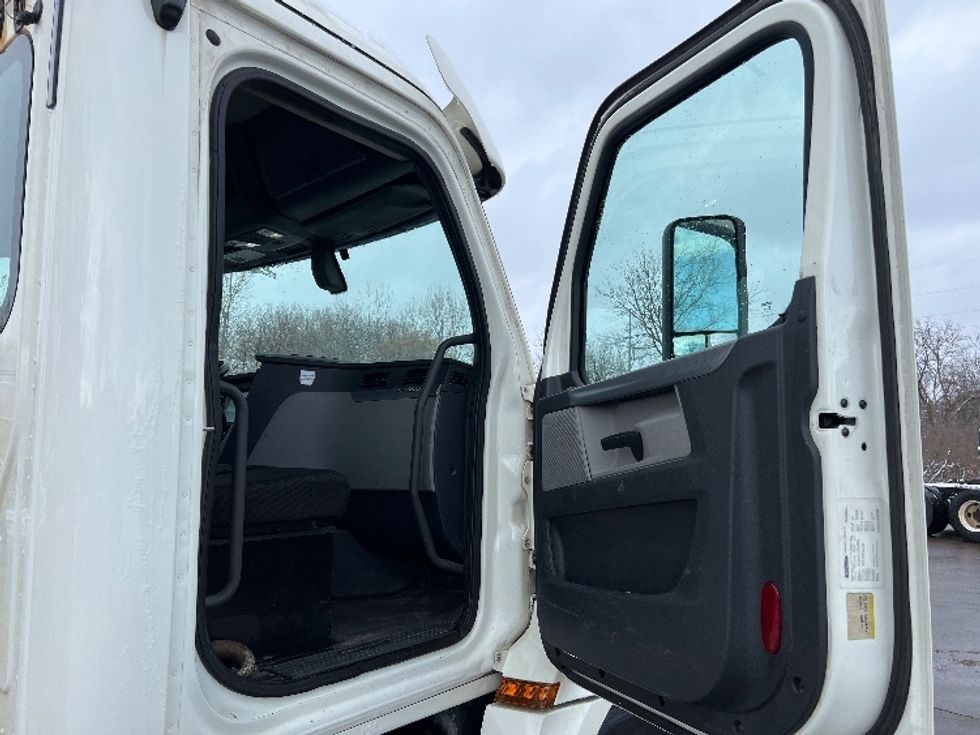 Day Cab Tractor-Heavy Duty Tractors-Freightliner-2018-T12664ST-Lansing-MI-362,600\n\t\tmiles-$ 46,750 - Image 12
