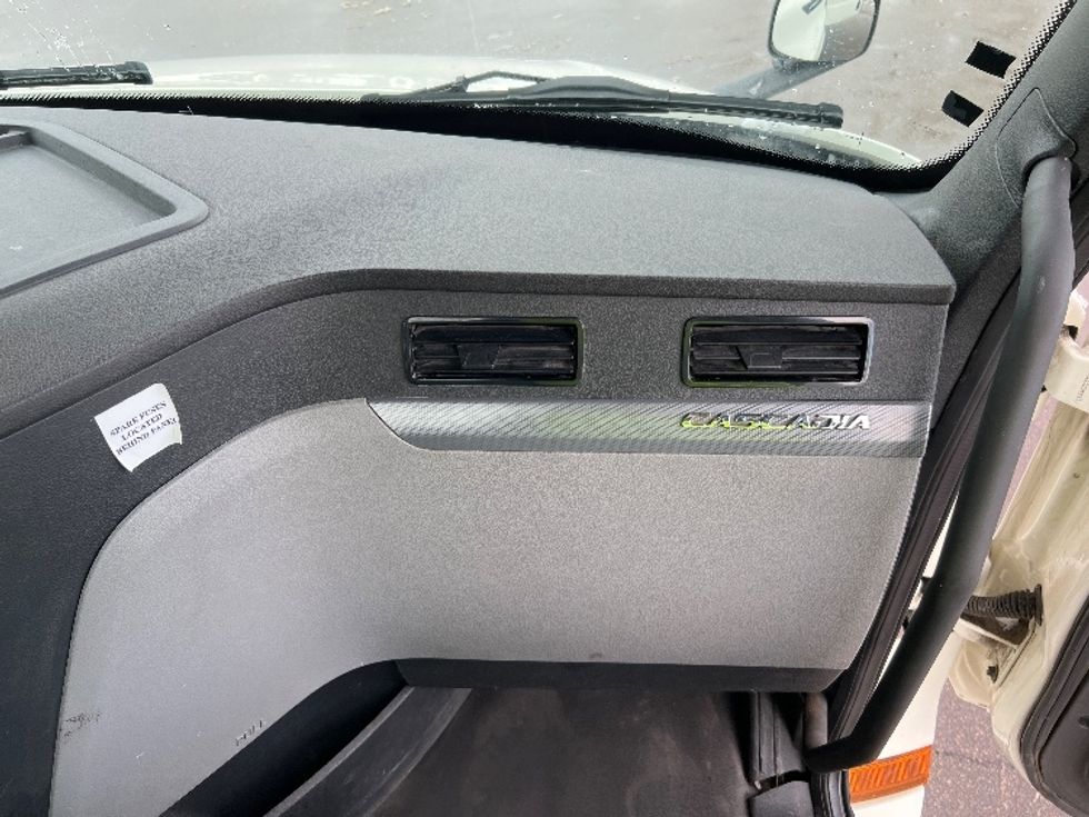 Day Cab Tractor-Heavy Duty Tractors-Freightliner-2018-T12664ST-Lansing-MI-362,600\n\t\tmiles-$ 46,750 - Image 13