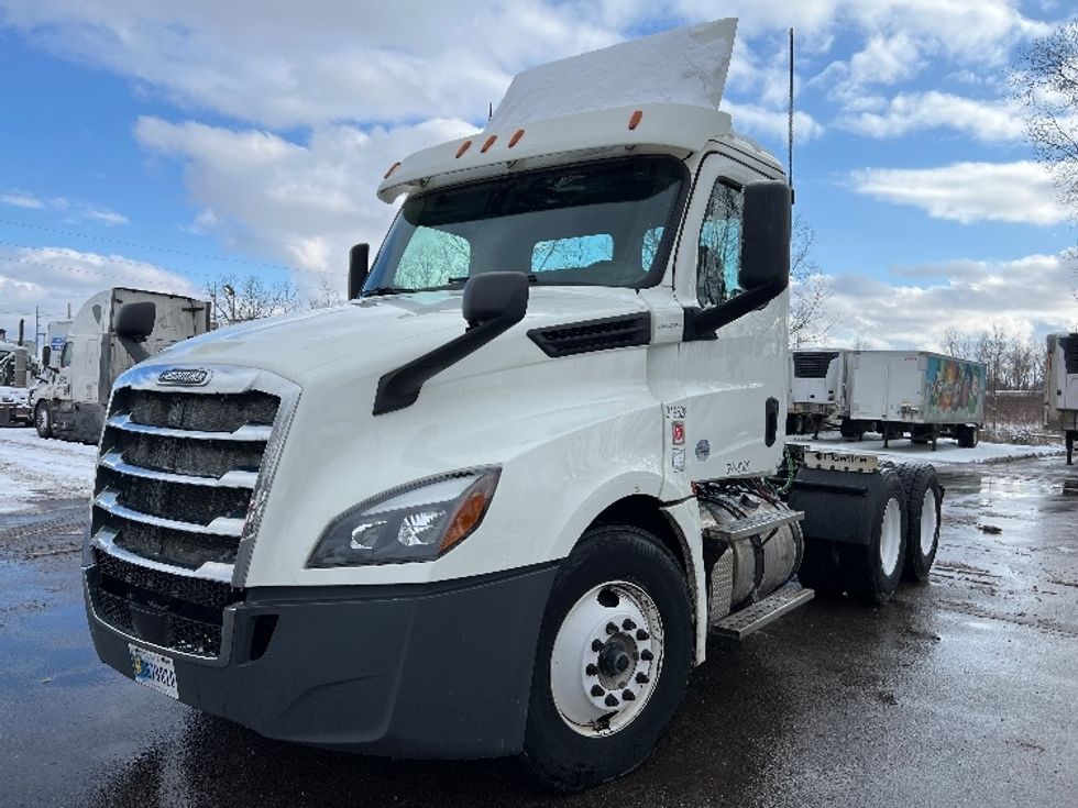 Day Cab Tractor-Heavy Duty Tractors-Freightliner-2018-T12664ST-Lansing-MI-362,600\n\t\tmiles-$ 46,750 - Image 3