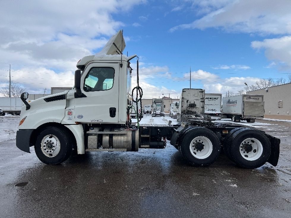 Day Cab Tractor-Heavy Duty Tractors-Freightliner-2018-T12664ST-Lansing-MI-362,600\n\t\tmiles-$ 46,750 - Image 4