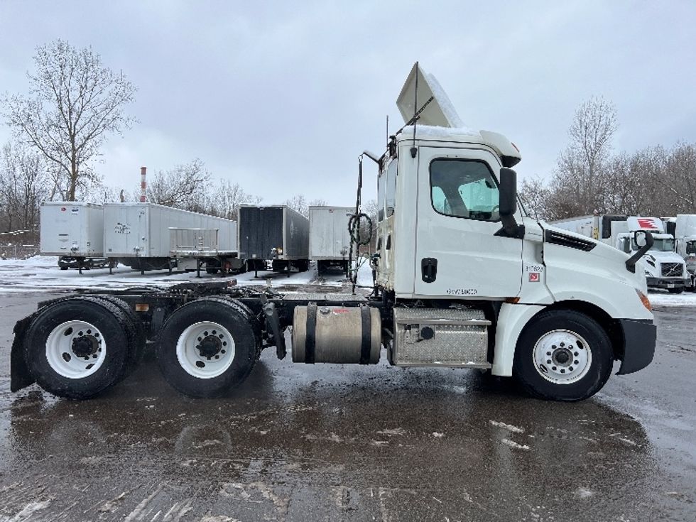 Day Cab Tractor-Heavy Duty Tractors-Freightliner-2018-T12664ST-Lansing-MI-362,600\n\t\tmiles-$ 46,750 - Image 8