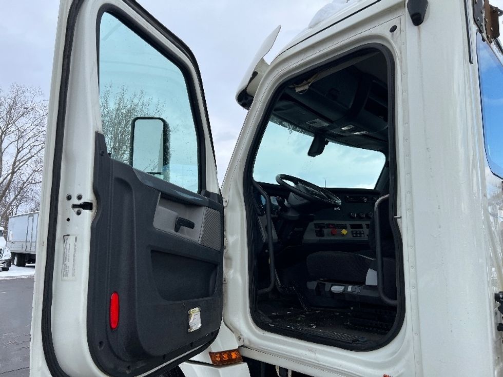 Day Cab Tractor-Heavy Duty Tractors-Freightliner-2018-T12664ST-Lansing-MI-362,600\n\t\tmiles-$ 46,750 - Image 9