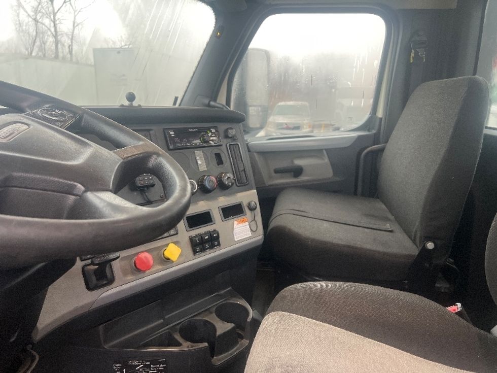 Day Cab Tractor-Heavy Duty Tractors-Freightliner-2018-T12664ST-Lansing-MI-512,389\n\t\tmiles-$ 36,750 - Image 10