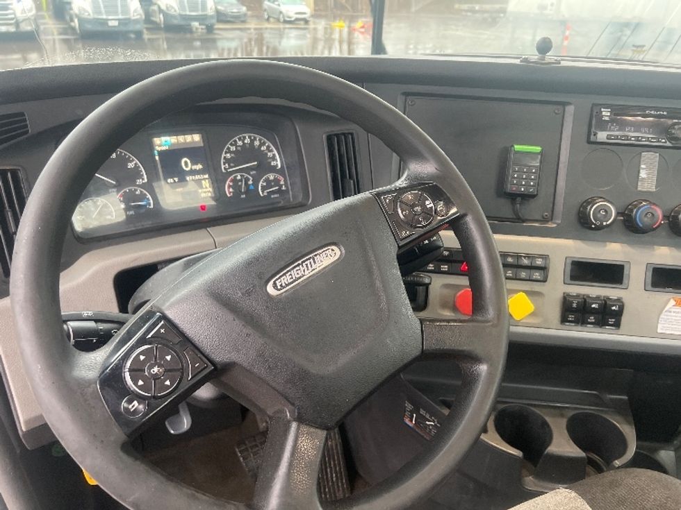 Day Cab Tractor-Heavy Duty Tractors-Freightliner-2018-T12664ST-Lansing-MI-512,389\n\t\tmiles-$ 36,750 - Image 11