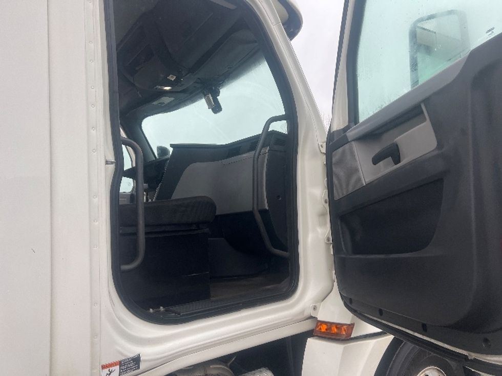 Day Cab Tractor-Heavy Duty Tractors-Freightliner-2018-T12664ST-Lansing-MI-512,389\n\t\tmiles-$ 36,750 - Image 12