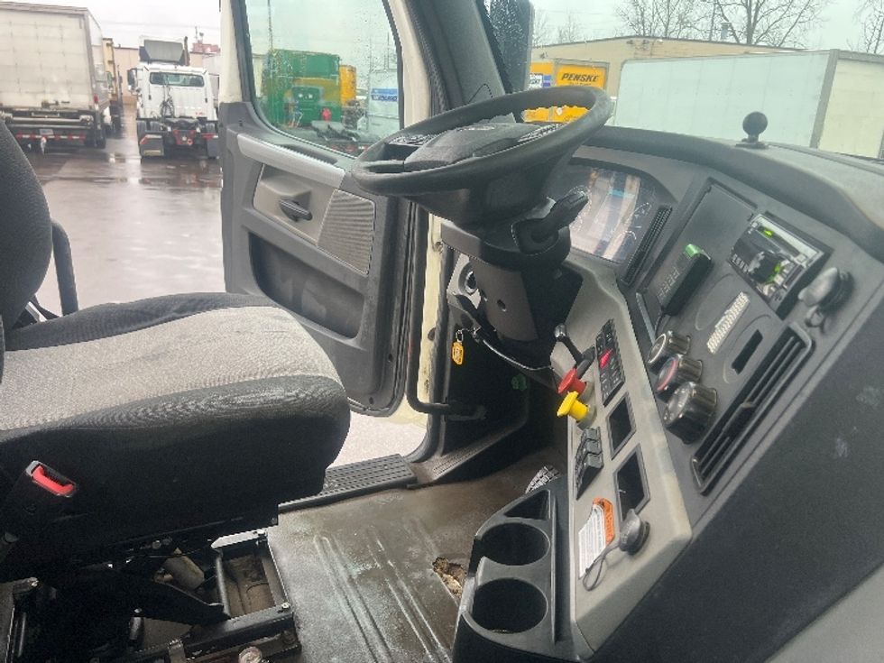 Day Cab Tractor-Heavy Duty Tractors-Freightliner-2018-T12664ST-Lansing-MI-512,389\n\t\tmiles-$ 36,750 - Image 14