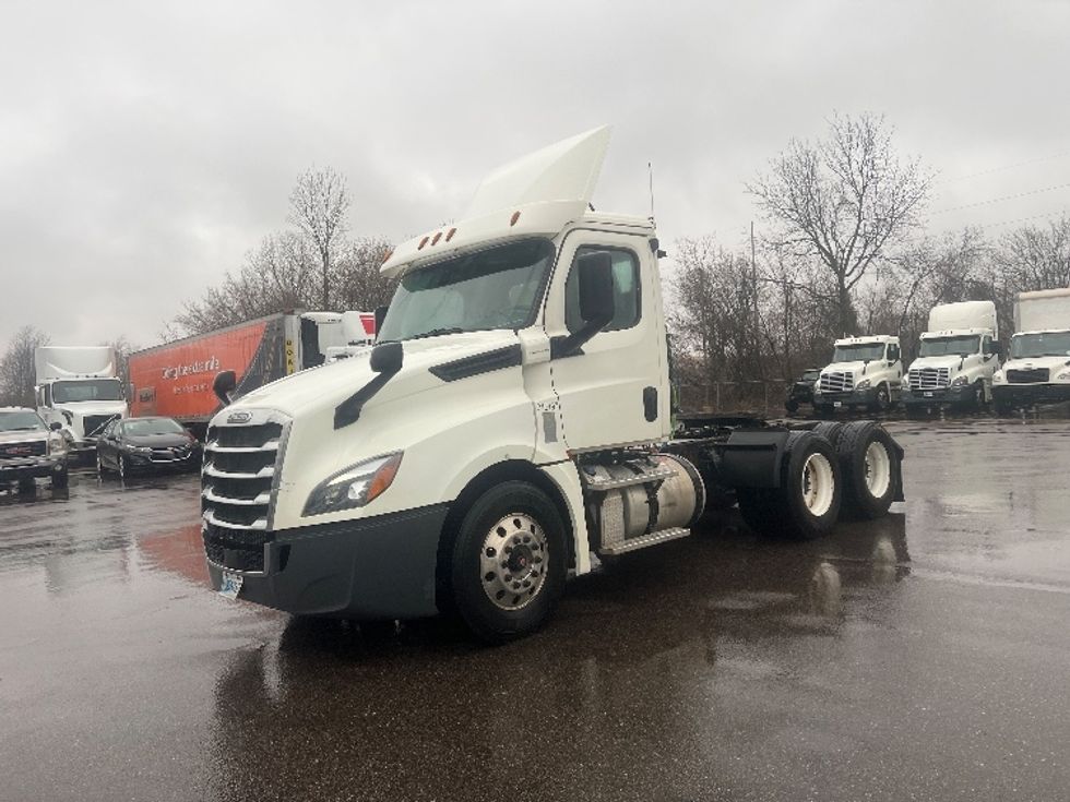 Day Cab Tractor-Heavy Duty Tractors-Freightliner-2018-T12664ST-Lansing-MI-512,389\n\t\tmiles-$ 36,750 - Image 3