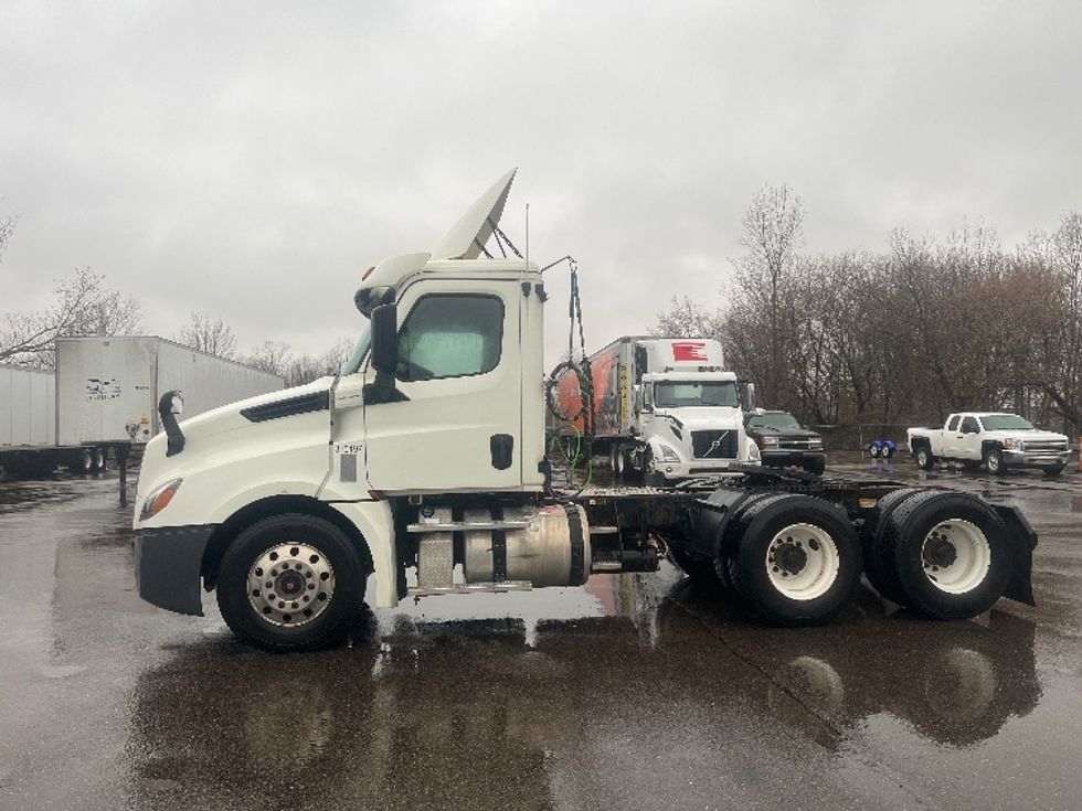 Day Cab Tractor-Heavy Duty Tractors-Freightliner-2018-T12664ST-Lansing-MI-512,389\n\t\tmiles-$ 36,750 - Image 4