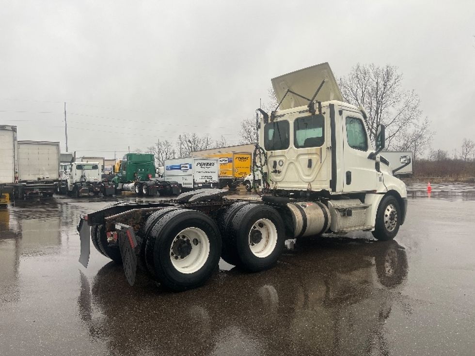 Day Cab Tractor-Heavy Duty Tractors-Freightliner-2018-T12664ST-Lansing-MI-512,389\n\t\tmiles-$ 36,750 - Image 7
