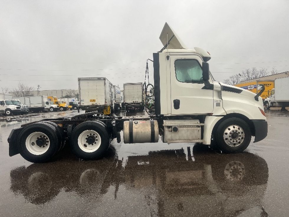 Day Cab Tractor-Heavy Duty Tractors-Freightliner-2018-T12664ST-Lansing-MI-512,389\n\t\tmiles-$ 36,750 - Image 8