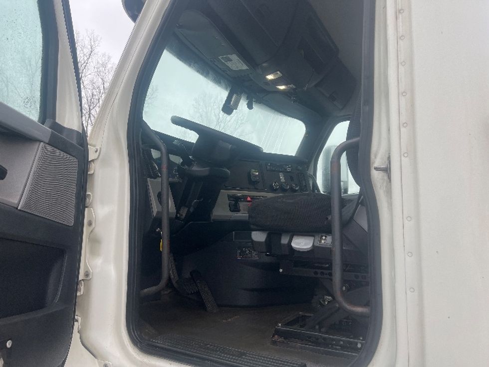 Day Cab Tractor-Heavy Duty Tractors-Freightliner-2018-T12664ST-Lansing-MI-512,389\n\t\tmiles-$ 36,750 - Image 9