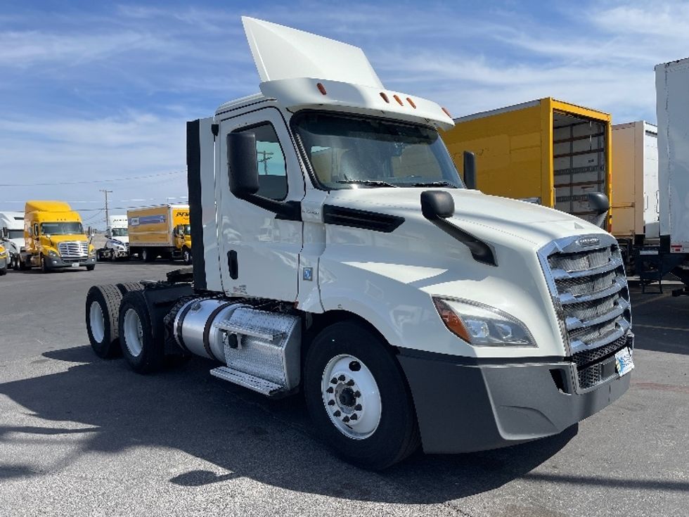 Day Cab Tractor-Heavy Duty Tractors-Freightliner-2018-T12664ST-Las Vegas-NV-742,273\n\t\tmiles-$ 24,750 - Image 1