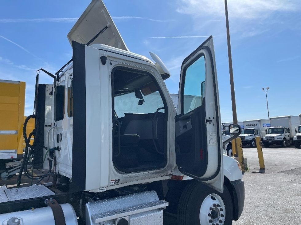 Day Cab Tractor-Heavy Duty Tractors-Freightliner-2018-T12664ST-Las Vegas-NV-742,273\n\t\tmiles-$ 24,750 - Image 12