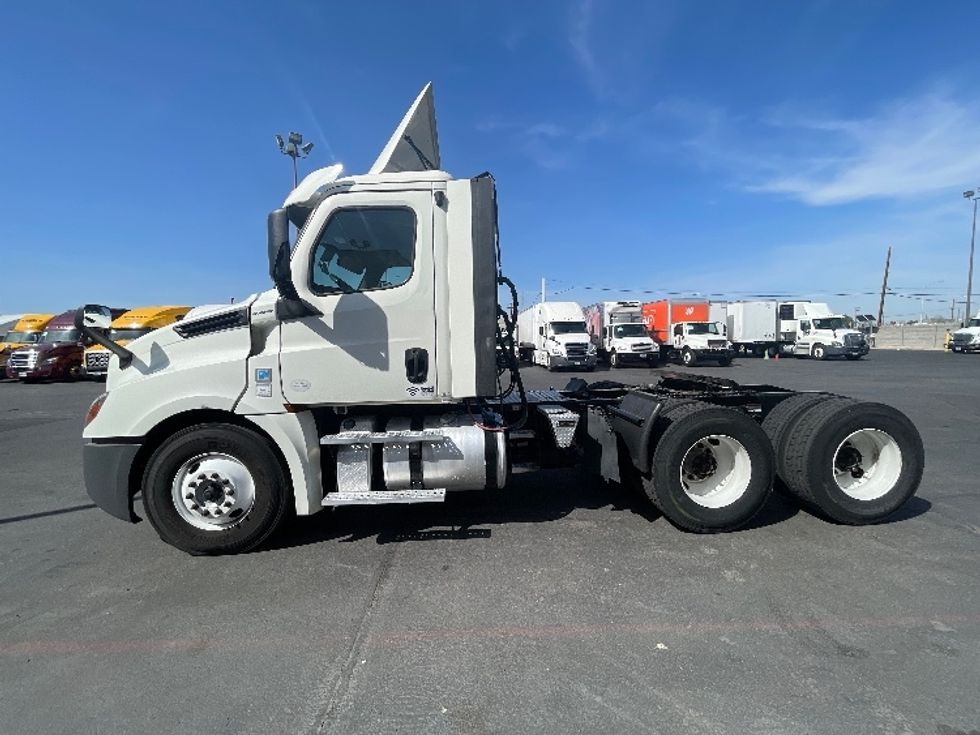 Day Cab Tractor-Heavy Duty Tractors-Freightliner-2018-T12664ST-Las Vegas-NV-742,273\n\t\tmiles-$ 24,750 - Image 4
