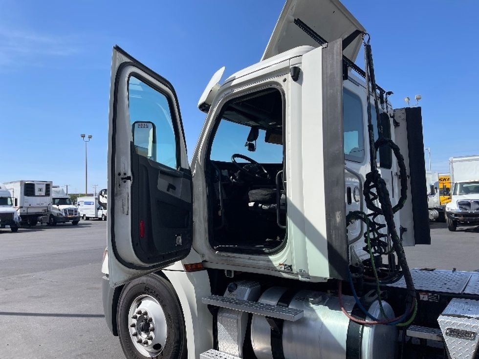 Day Cab Tractor-Heavy Duty Tractors-Freightliner-2018-T12664ST-Las Vegas-NV-742,273\n\t\tmiles-$ 24,750 - Image 9