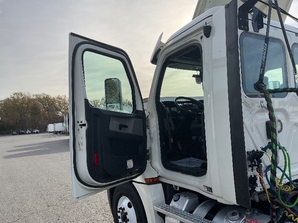 Day Cab Tractor-Heavy Duty Tractors-Freightliner-2018-T12664ST-Little Rock-AR-278,621\n\t\tmiles-$ 50,250 - Image 9