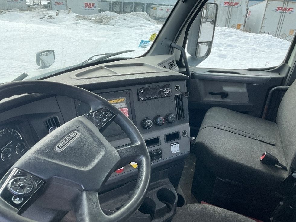 Day Cab Tractor-Heavy Duty Tractors-Freightliner-2018-T12664ST-Londonderry-NH-434,331\n\t\tmiles-$ 39,000 - Image 10