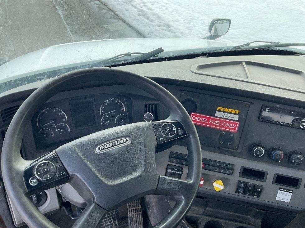 Day Cab Tractor-Heavy Duty Tractors-Freightliner-2018-T12664ST-Londonderry-NH-434,331\n\t\tmiles-$ 39,000 - Image 11