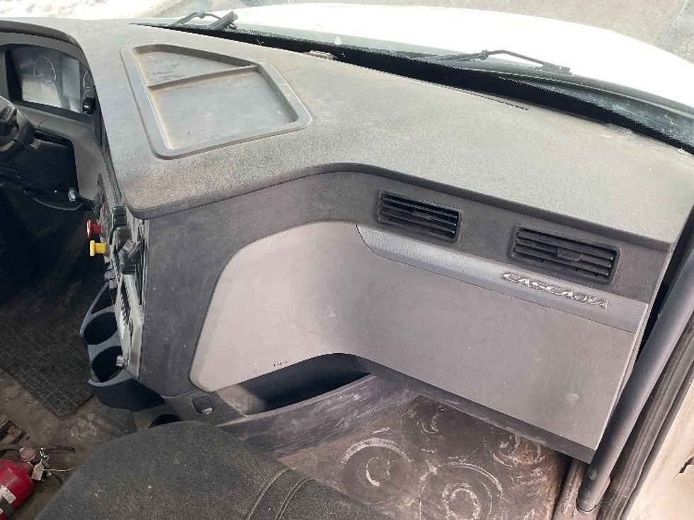 Day Cab Tractor-Heavy Duty Tractors-Freightliner-2018-T12664ST-Londonderry-NH-434,331\n\t\tmiles-$ 39,000 - Image 13