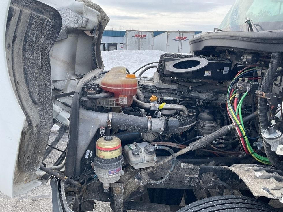 Day Cab Tractor-Heavy Duty Tractors-Freightliner-2018-T12664ST-Londonderry-NH-434,331\n\t\tmiles-$ 39,000 - Image 16