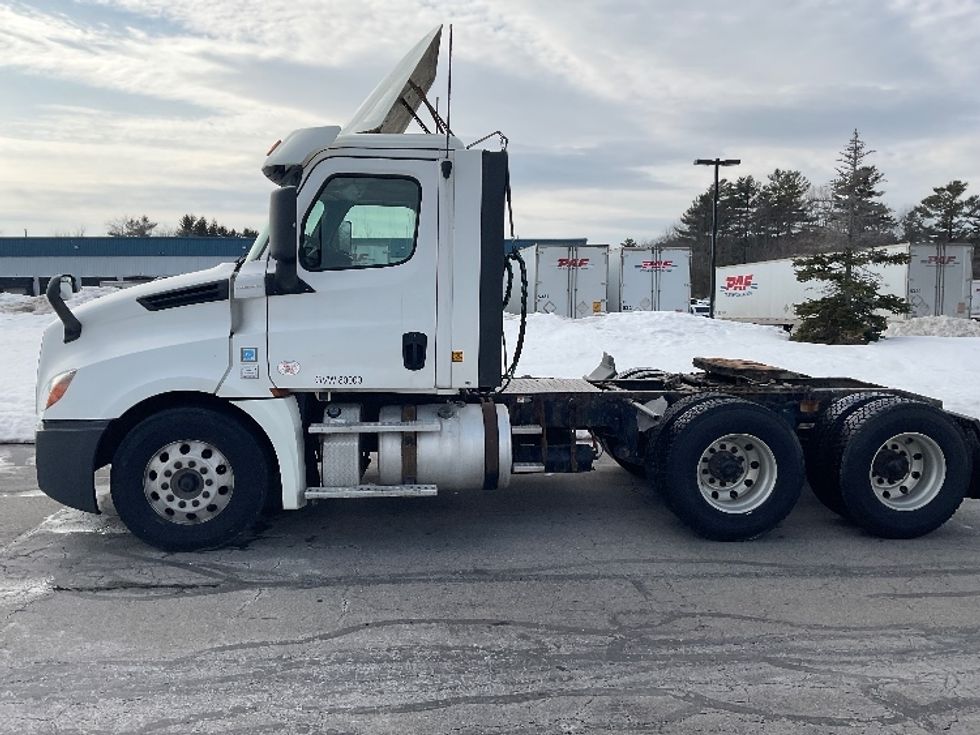 Day Cab Tractor-Heavy Duty Tractors-Freightliner-2018-T12664ST-Londonderry-NH-434,331\n\t\tmiles-$ 39,000 - Image 4