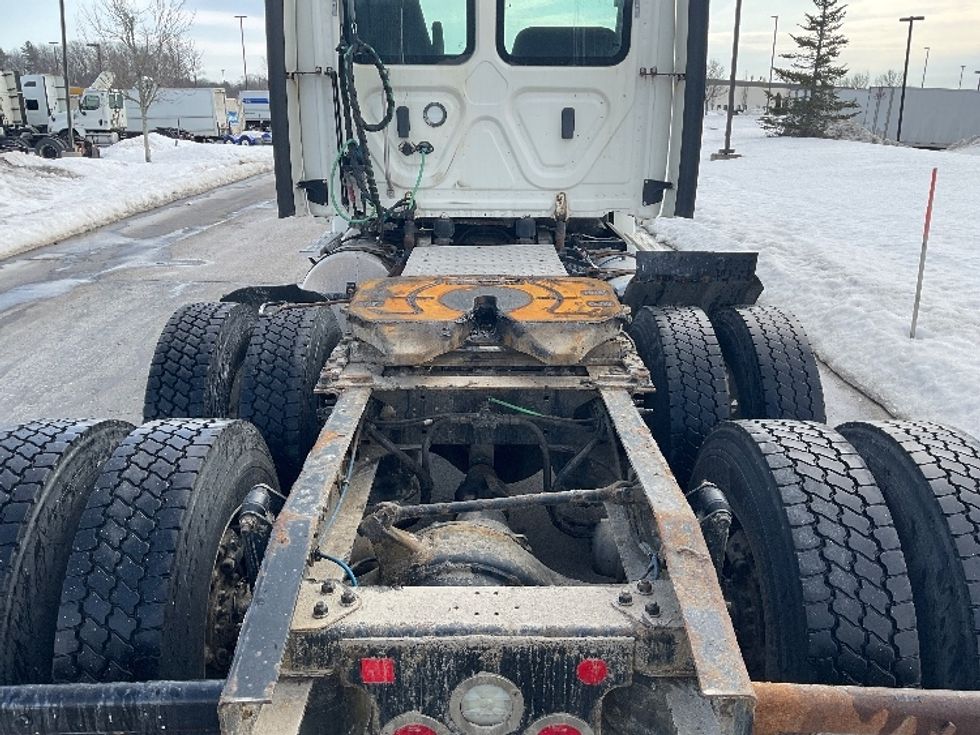 Day Cab Tractor-Heavy Duty Tractors-Freightliner-2018-T12664ST-Londonderry-NH-434,331\n\t\tmiles-$ 39,000 - Image 6
