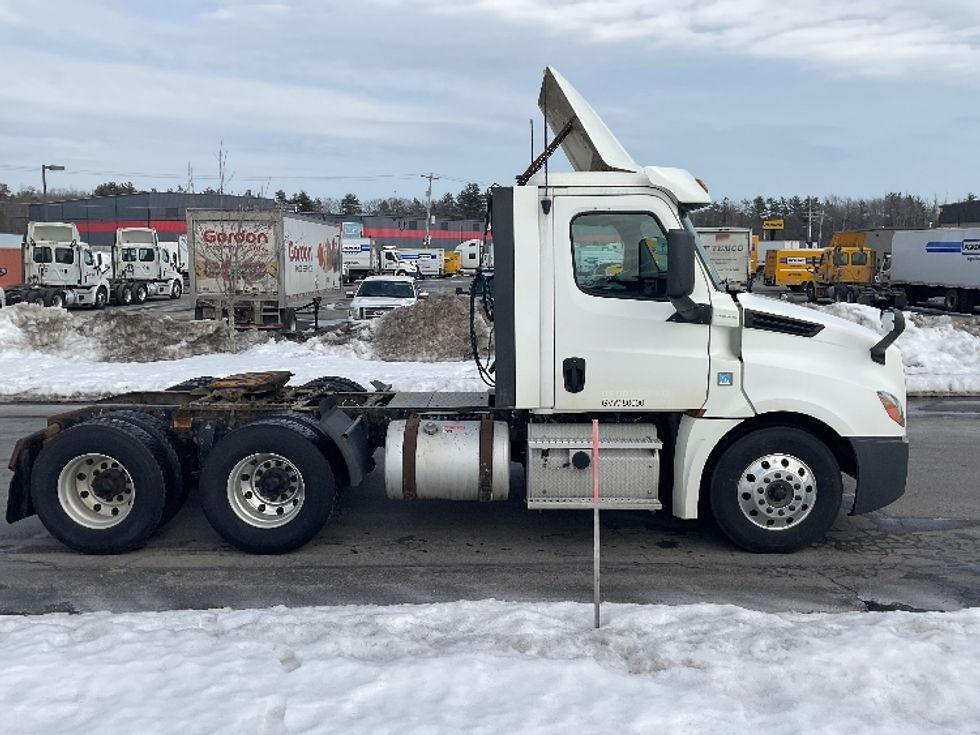 Day Cab Tractor-Heavy Duty Tractors-Freightliner-2018-T12664ST-Londonderry-NH-434,331\n\t\tmiles-$ 39,000 - Image 8