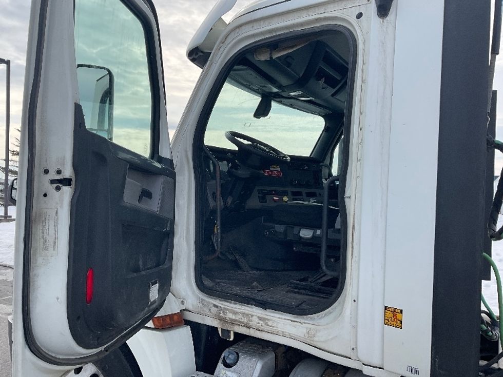 Day Cab Tractor-Heavy Duty Tractors-Freightliner-2018-T12664ST-Londonderry-NH-434,331\n\t\tmiles-$ 39,000 - Image 9