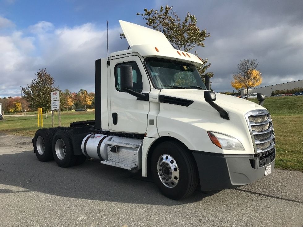 Day Cab Tractor-Heavy Duty Tractors-Freightliner-2018-T12664ST-Londonderry-NH-500,750\n\t\tmiles-$ 39,500 - Image 1