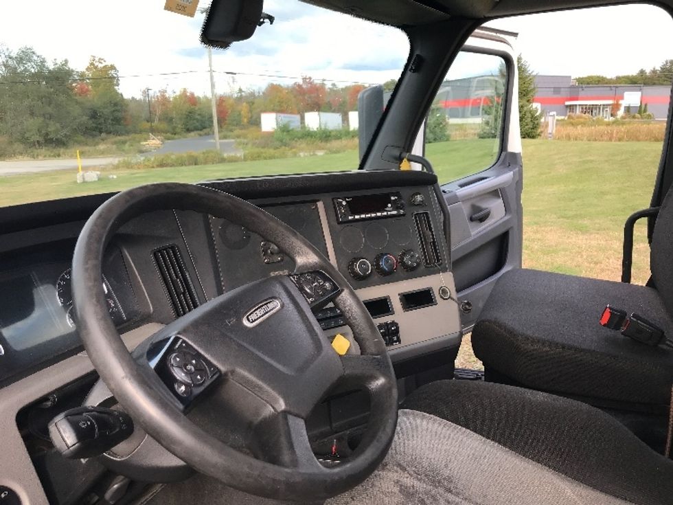 Day Cab Tractor-Heavy Duty Tractors-Freightliner-2018-T12664ST-Londonderry-NH-500,750\n\t\tmiles-$ 39,500 - Image 10