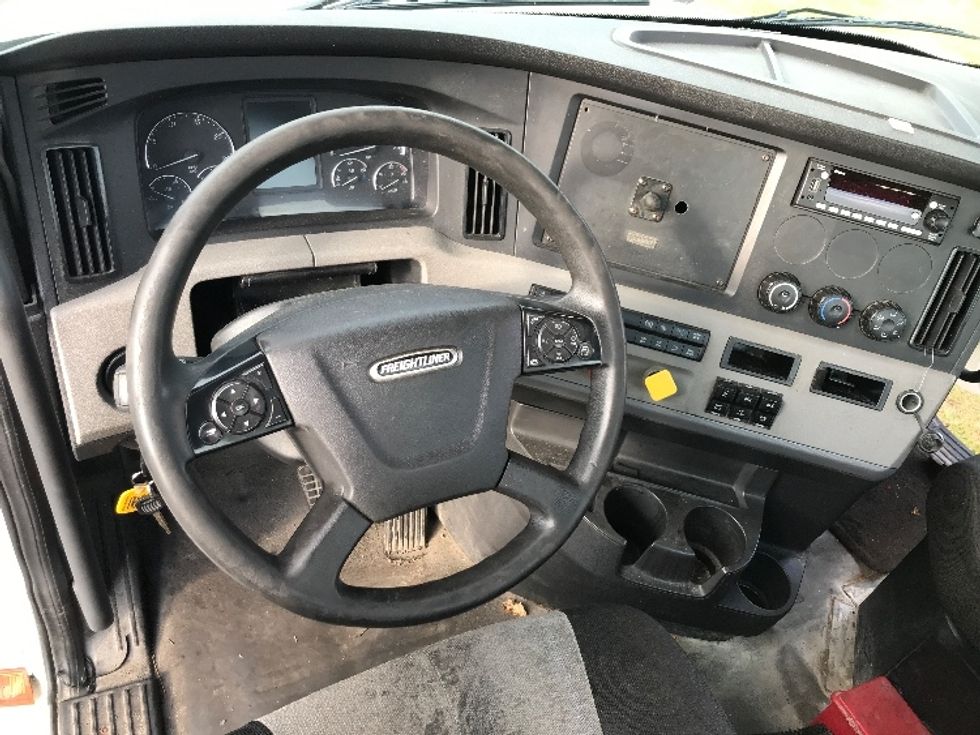 Day Cab Tractor-Heavy Duty Tractors-Freightliner-2018-T12664ST-Londonderry-NH-500,750\n\t\tmiles-$ 39,500 - Image 11