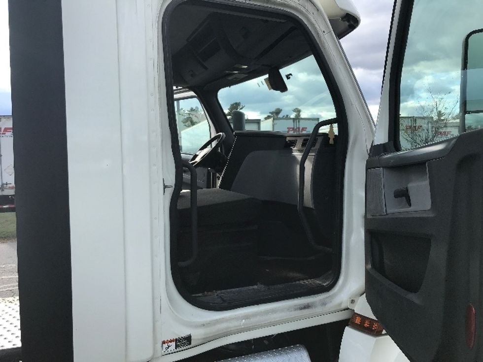 Day Cab Tractor-Heavy Duty Tractors-Freightliner-2018-T12664ST-Londonderry-NH-500,750\n\t\tmiles-$ 39,500 - Image 12