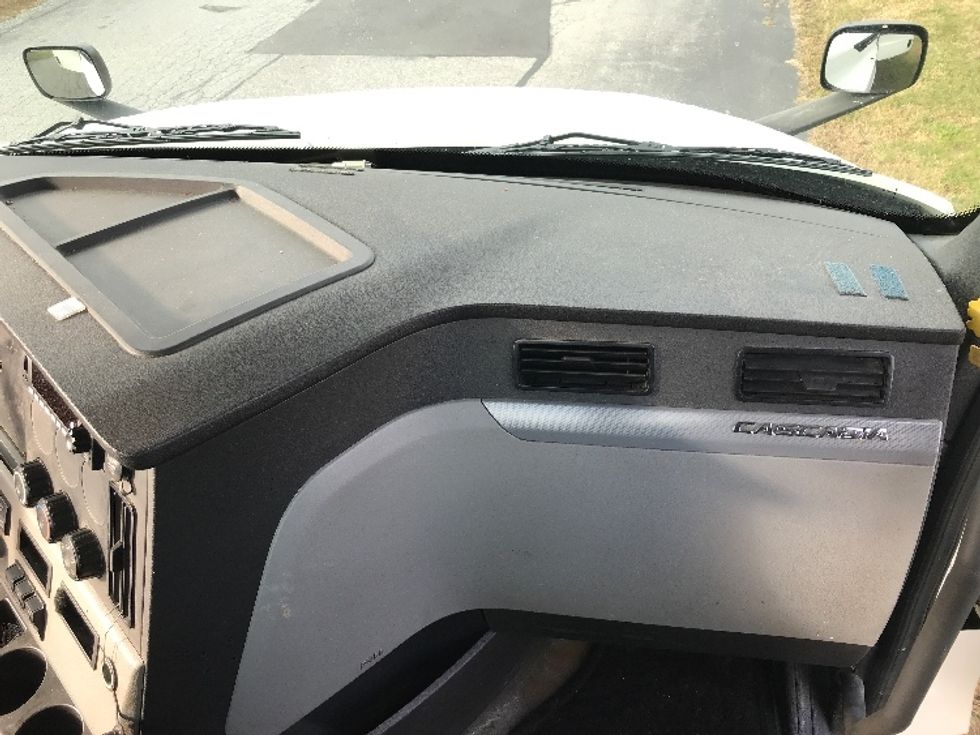 Day Cab Tractor-Heavy Duty Tractors-Freightliner-2018-T12664ST-Londonderry-NH-500,750\n\t\tmiles-$ 39,500 - Image 13