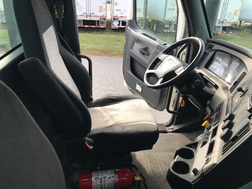 Day Cab Tractor-Heavy Duty Tractors-Freightliner-2018-T12664ST-Londonderry-NH-500,750\n\t\tmiles-$ 39,500 - Image 14