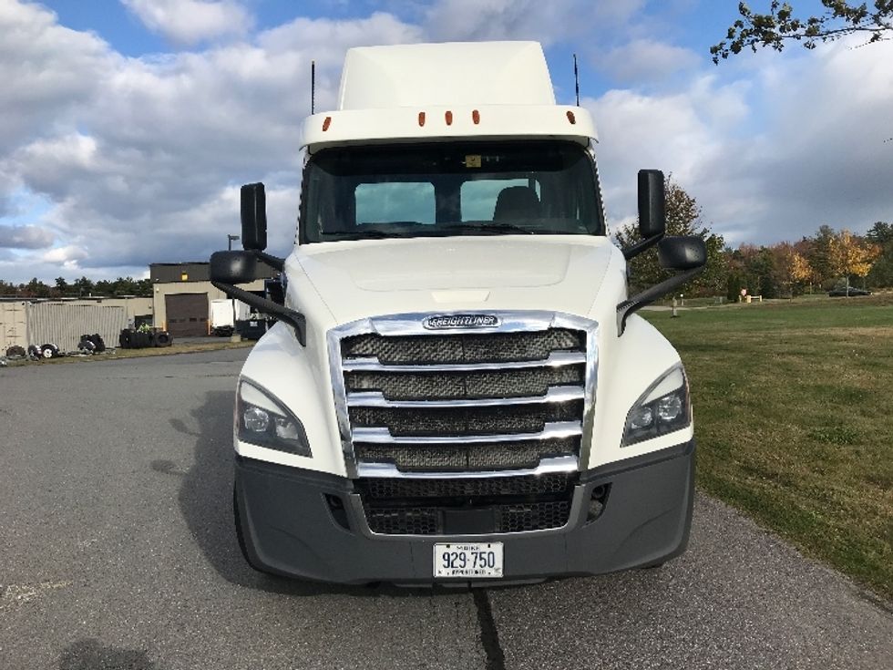 Day Cab Tractor-Heavy Duty Tractors-Freightliner-2018-T12664ST-Londonderry-NH-500,750\n\t\tmiles-$ 39,500 - Image 2