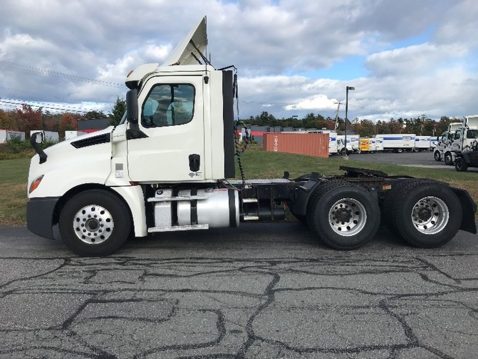Day Cab Tractor-Heavy Duty Tractors-Freightliner-2018-T12664ST-Londonderry-NH-500,750\n\t\tmiles-$ 39,500 - Image 4