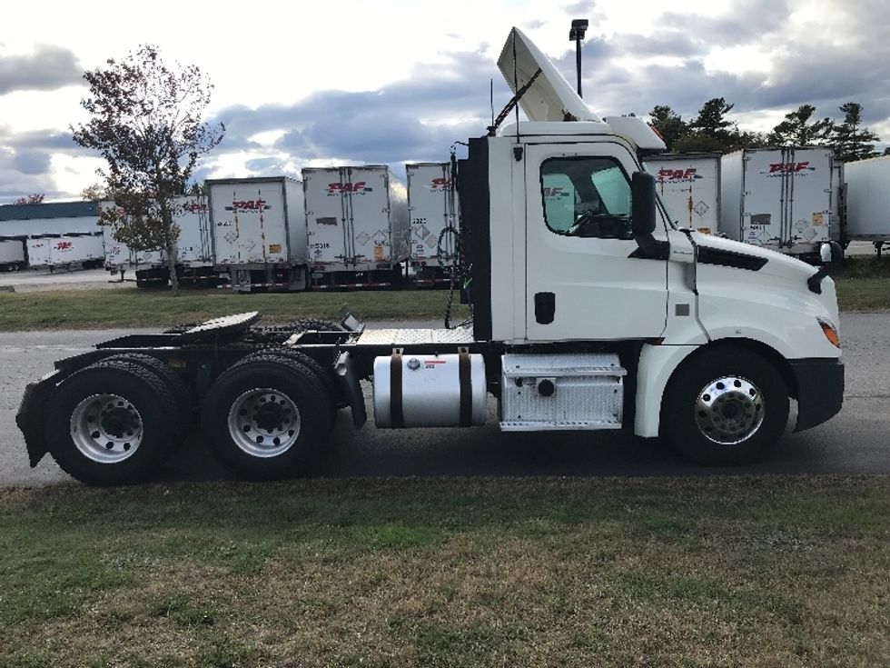 Day Cab Tractor-Heavy Duty Tractors-Freightliner-2018-T12664ST-Londonderry-NH-500,750\n\t\tmiles-$ 39,500 - Image 8