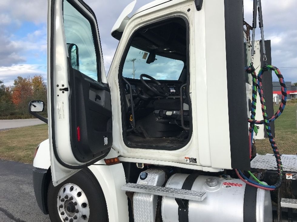 Day Cab Tractor-Heavy Duty Tractors-Freightliner-2018-T12664ST-Londonderry-NH-500,750\n\t\tmiles-$ 39,500 - Image 9