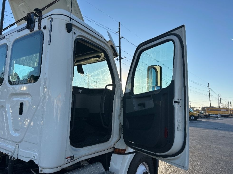 Day Cab Tractor-Heavy Duty Tractors-Freightliner-2018-T12664ST-Lowell-AR-442,537\n\t\tmiles-$ 40,500 - Image 12