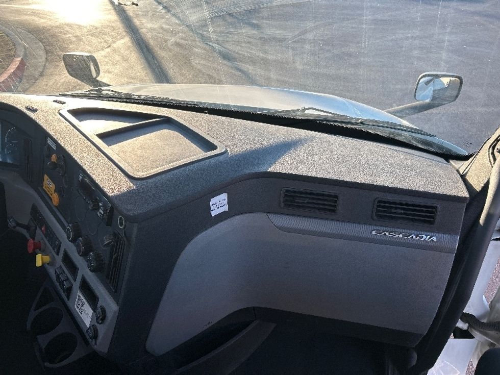 Day Cab Tractor-Heavy Duty Tractors-Freightliner-2018-T12664ST-Lowell-AR-442,537\n\t\tmiles-$ 40,500 - Image 13