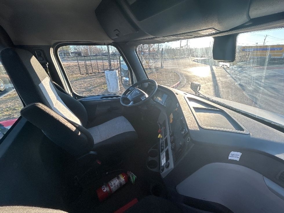 Day Cab Tractor-Heavy Duty Tractors-Freightliner-2018-T12664ST-Lowell-AR-442,537\n\t\tmiles-$ 40,500 - Image 14