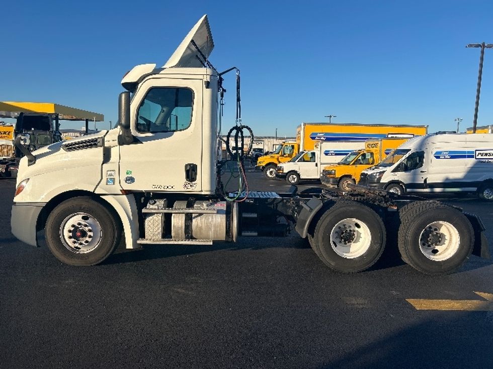 Day Cab Tractor-Heavy Duty Tractors-Freightliner-2018-T12664ST-Lowell-AR-442,537\n\t\tmiles-$ 40,500 - Image 4