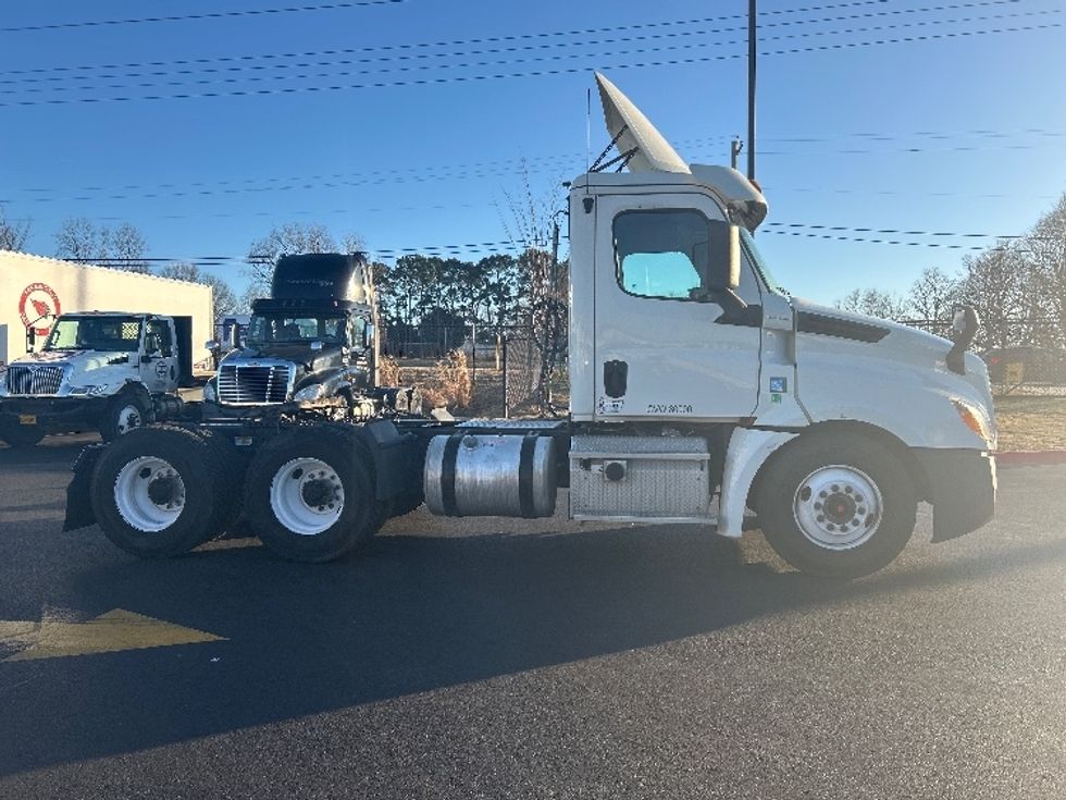 Day Cab Tractor-Heavy Duty Tractors-Freightliner-2018-T12664ST-Lowell-AR-442,537\n\t\tmiles-$ 40,500 - Image 8