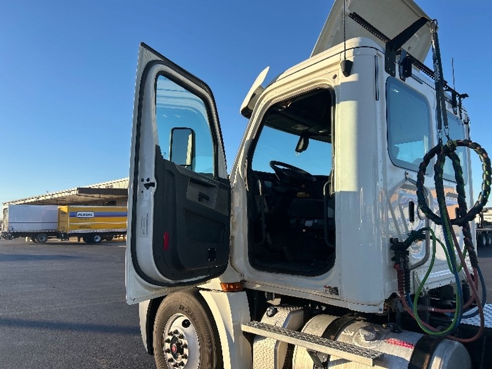 Day Cab Tractor-Heavy Duty Tractors-Freightliner-2018-T12664ST-Lowell-AR-442,537\n\t\tmiles-$ 40,500 - Image 9