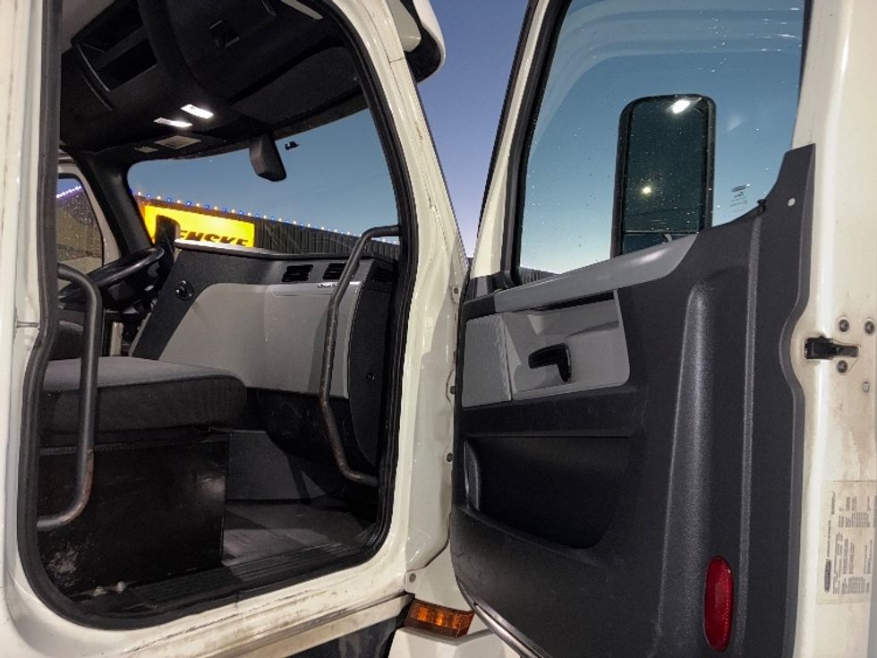 Day Cab Tractor-Heavy Duty Tractors-Freightliner-2018-T12664ST-Lubbock-TX-394,580\n\t\tmiles-$ 44,250 - Image 11
