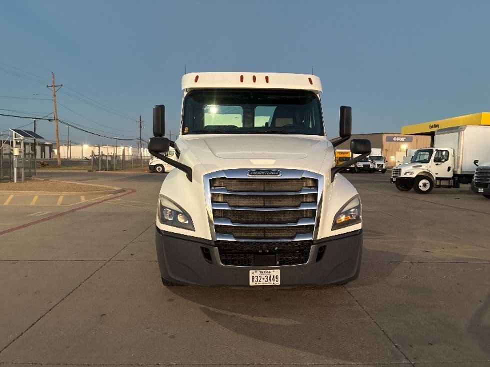 Day Cab Tractor-Heavy Duty Tractors-Freightliner-2018-T12664ST-Lubbock-TX-394,580\n\t\tmiles-$ 44,250 - Image 2