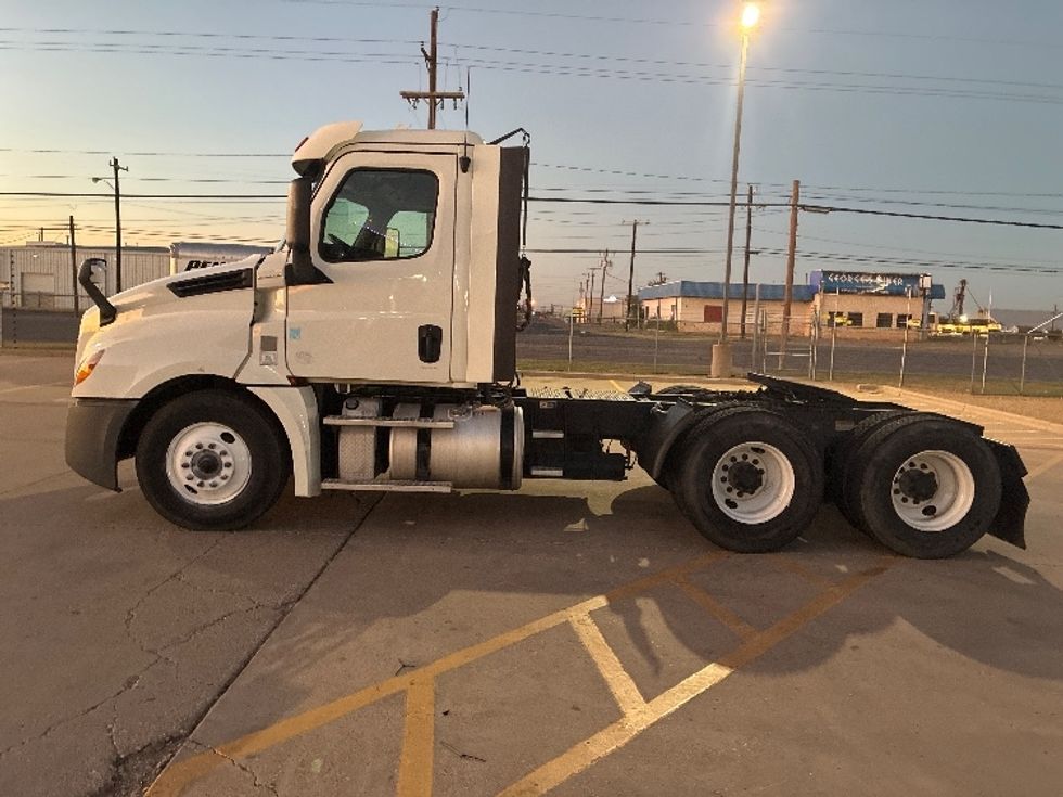 Day Cab Tractor-Heavy Duty Tractors-Freightliner-2018-T12664ST-Lubbock-TX-394,580\n\t\tmiles-$ 44,250 - Image 4