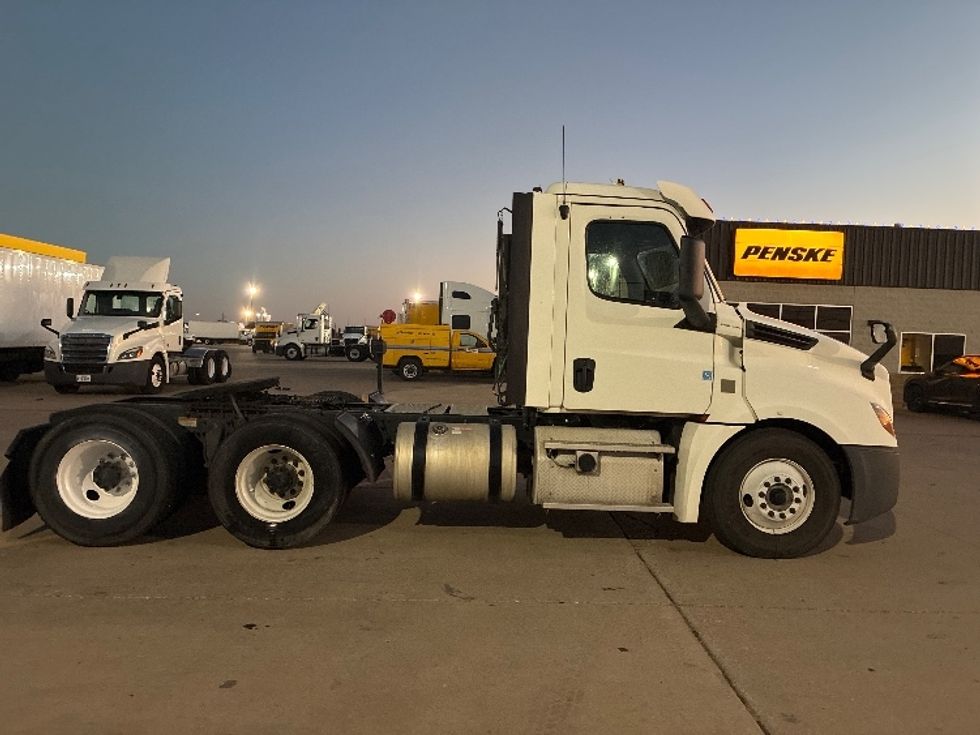 Day Cab Tractor-Heavy Duty Tractors-Freightliner-2018-T12664ST-Lubbock-TX-394,580\n\t\tmiles-$ 44,250 - Image 8