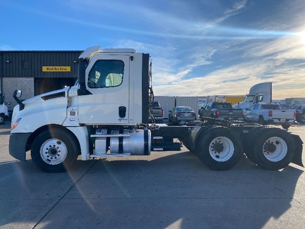 Day Cab Tractor-Heavy Duty Tractors-Freightliner-2018-T12664ST-Lubbock-TX-465,540\n\t\tmiles-$ 44,250 - Image 4